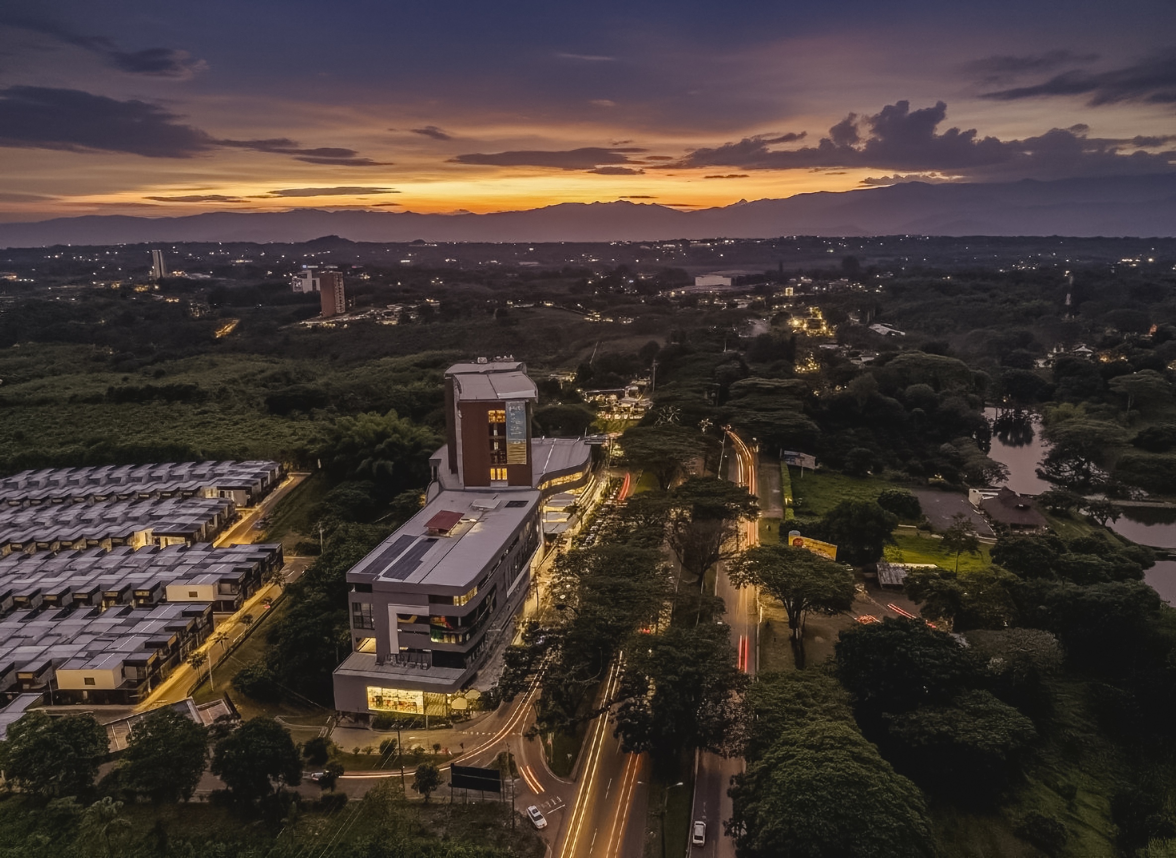 Cerritos, Pereira — vista aérea nocturna del territorio económico del Eje Cafetero