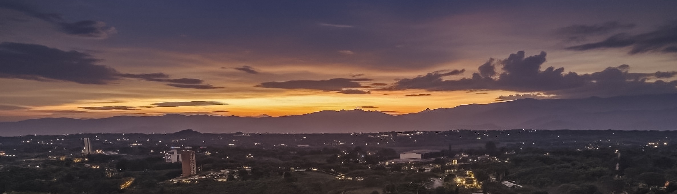 Panorámica nocturna de Cerritos